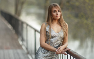 Woman portrait river dress blonde - low free wallpaper