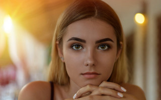 Woman ring chin blonde eyes - her finger free wallpaper