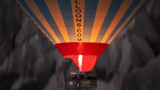 Hot air balloon lit sky - a hot air balloon free wallpaper