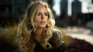 Blonde woman street sign city - a street sign free wallpaper