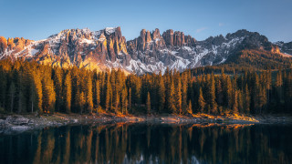 Mountain lake forest rocks autumn - the foreground and a forest in the background free wallpaper