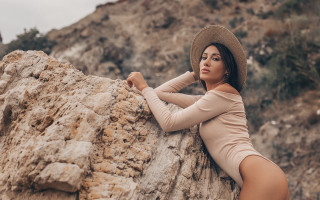 Woman hat leaning rock desert - a woman in a hat free wallpaper