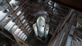 White rocket metal floor construction - redshift free wallpaper