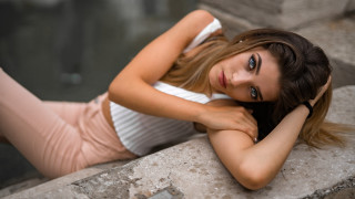 Elina karimova portrait ledge blurry - a picture free wallpaper