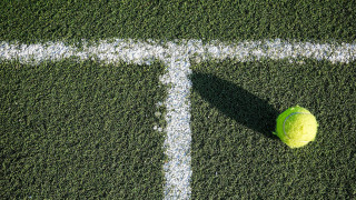 Tennis ball shadow grass tiltshift - a tennis ball free wallpaper