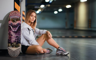 Woman skateboard dragon portrait bokeh - the floor next free wallpaper