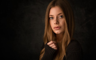 Woman longhair blackbackground portrait solo - free portrait wallpaper