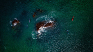 Surfers rocks bubble underwater space - dave allsop free wallpaper