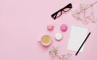 Pink background notepad coffee glasses - a pen free wallpaper