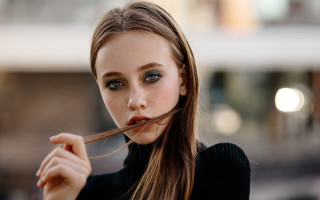 Woman longhair spoon serious echochernik - a spoon free wallpaper