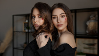 Red makeup two women shposing - a picture together free wallpaper