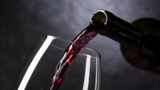 Red wine pour cao zhibai - a bottle of wine free wallpaper