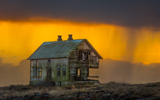 House hill storm yellow sky - a storm free wallpaper