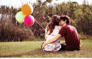 Couple kissing grass balloons air - balloon free wallpaper