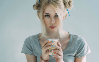Woman coffee donut bow portrait - a bow free wallpaper