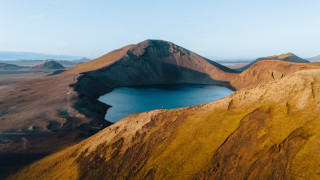 Mountain lake tiltshift cinematic beach - a blue sky in the background free wallpaper for desktop