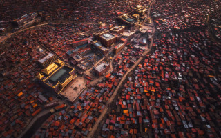 Cityscape red buildings trees autumn - a large city free wallpaper