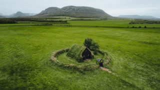 Small hut field mountain tilt - grass free wallpaper