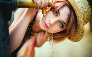 Woman hat wine pole chain - a pole free wallpaper