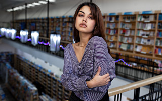 Library woman crossed arms bokeh - a library free wallpaper