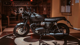 Motorcycle parked room clock table - a room free wallpaper
