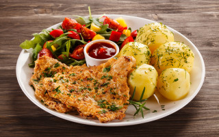 Plate food potatoes meat vegetables 2 - bela čikoš sesija free wallpaper