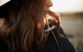 Woman hat flower sunlight shallow - aestheticism free wallpaper