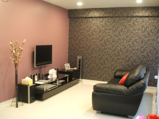 Living room black leather chair - a floral pattern free wallpaper