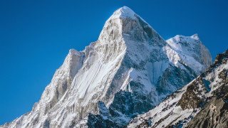 Snow mountain blue sky clouds - 4k uhd image free wallpaper