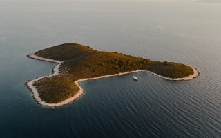 Island boat ocean aerial romanticism - an island in the middle of the ocean free wallpaper