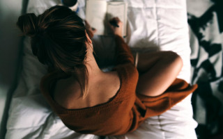 Woman bed book coffee blurry - hard focus free wallpaper