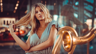 Woman blonde railings city night - golden free wallpaper