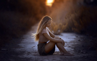 Woman sitting sunset blonde barefoot - her knee free wallpaper