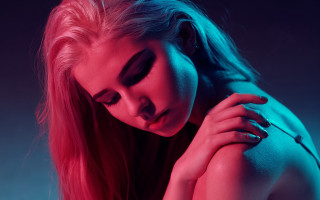 Woman longhair ring neck looking - her wrist free wallpaper