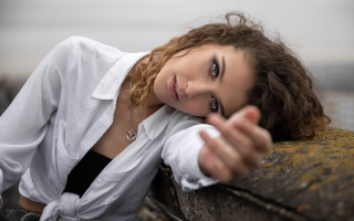Woman smiling portrait blurry background - a wall free wallpaper for desktop