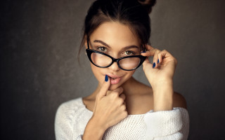 Woman glasses sweater posing nail - under her chin free wallpaper