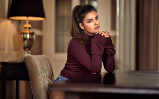Woman sitting crossed arms lamp - a lamp free wallpaper