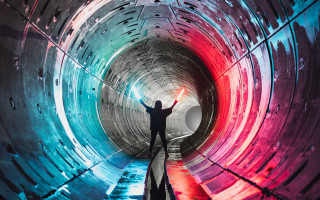 Man tunnel arms up light - a tunnel free wallpaper