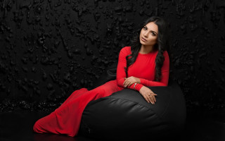 Woman red dress beanbag blackwall - a black wall free wallpaper for desktop