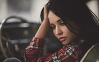 Woman sitting serious blurry outdoors - her face free wallpaper for desktop