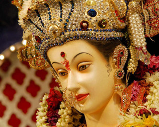 Woman statue crown flowers necklace - a statue of a woman free wallpaper