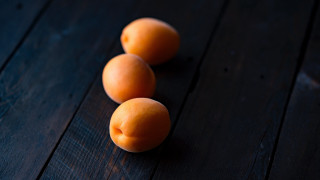 Three oranges wooden table minimalism - still free wallpaper