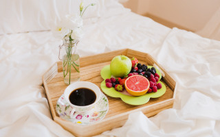 Tray coffee fruit bed white - white sheet free wallpaper