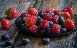 Berries blueberries wooden table still - arcimboldo free wallpaper