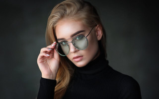 Woman glasses turtleneck pose nails - glass free wallpaper