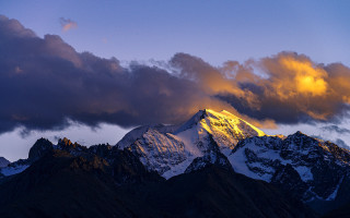 Snowy mountain cloudy sky dusk - dramatic free wallpaper