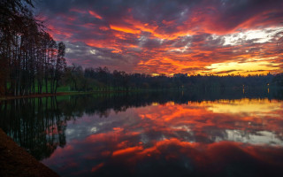 Sunset lake trees clouds reflection 3 - a sunset over a lake free wallpaper