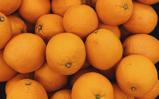 Oranges pile table black background - a pile of oranges free wallpaper