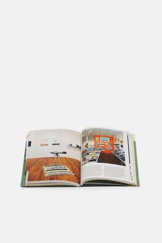 Book opened car cat floor - a page free wallpaper