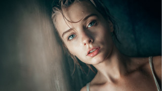 Blue eyes white top portrait - a white top free wallpaper